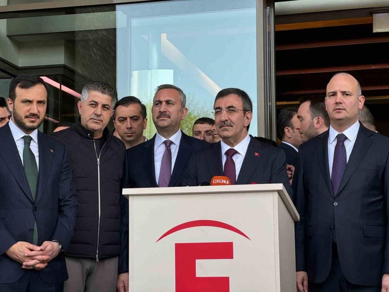 Cumhurbaşkanı Yardımcısı Cevdet Yılmaz, hastanede yoğun bakımda tedavi gören TBMM