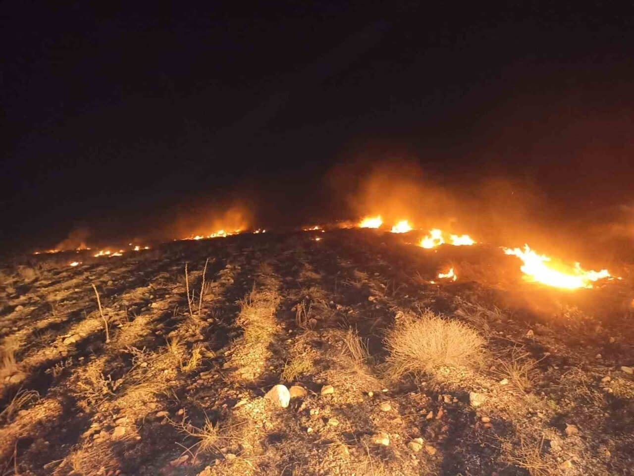 Malatya'nın Darende ilçesindeki Balaban Mahallesi'nde ortaya çıkan anız yangını, itfaiye