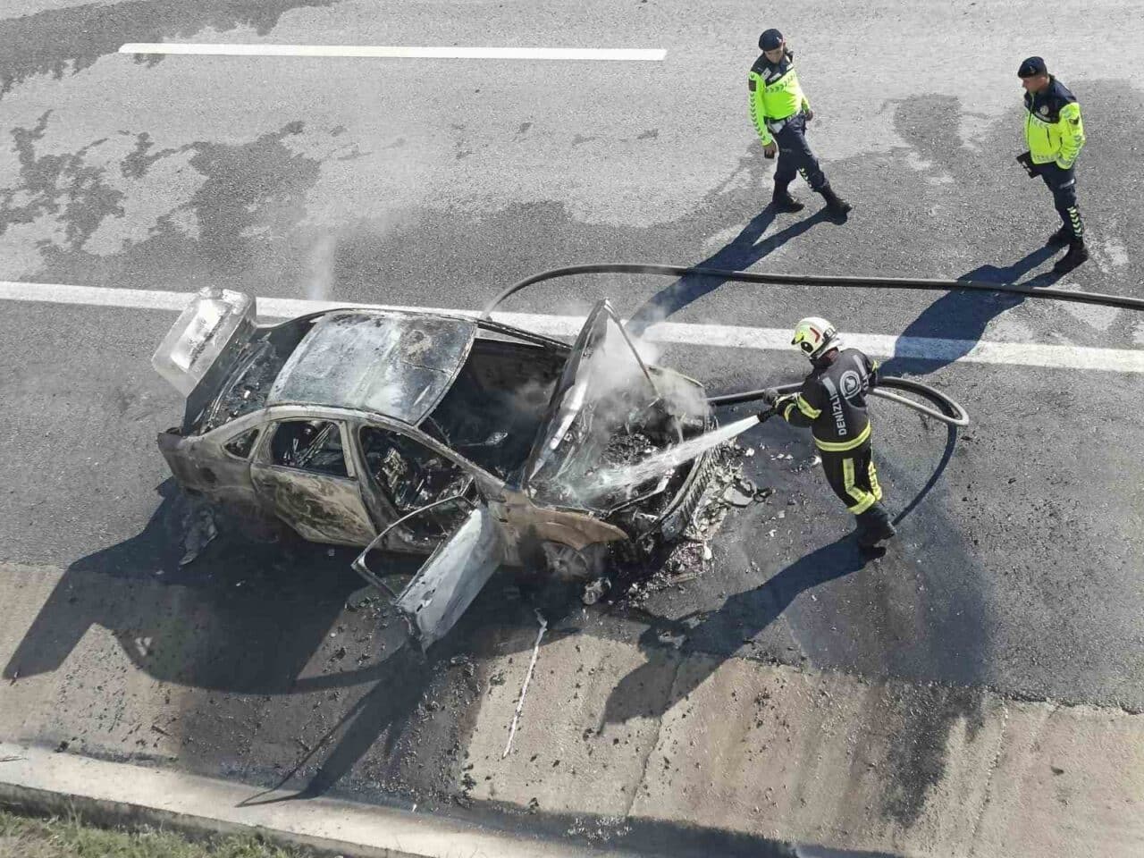 Denizli-Aydın Otoyolu'nda seyir halindeki otomobil bir anda alev aldı. Yangın