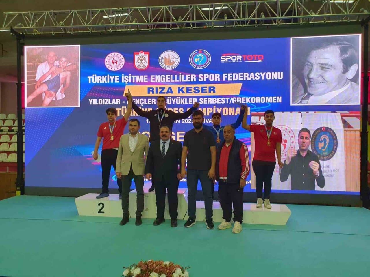 Denizli'den genç güreşçi Osman Şimşek, Türkiye İşitme Engelliler Spor Federasyonu'nun
