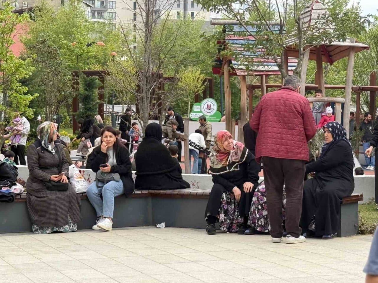 İstanbul'da saat 12.49'da meydana gelen 6.2 büyüklüğündeki deprem paniğe yol