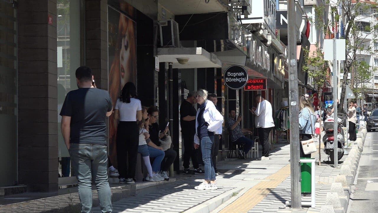 Marmara Denizi'nde saat 12.49'da 6.2 büyüklüğünde deprem kaydedildi. Tekirdağ, Edirne