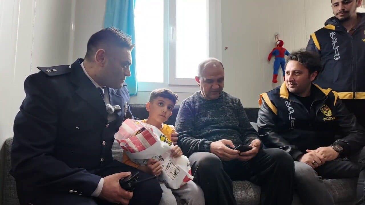 7 yaşındaki Çınar Efe Toker, 6 Şubat depreminin ardından yalnız