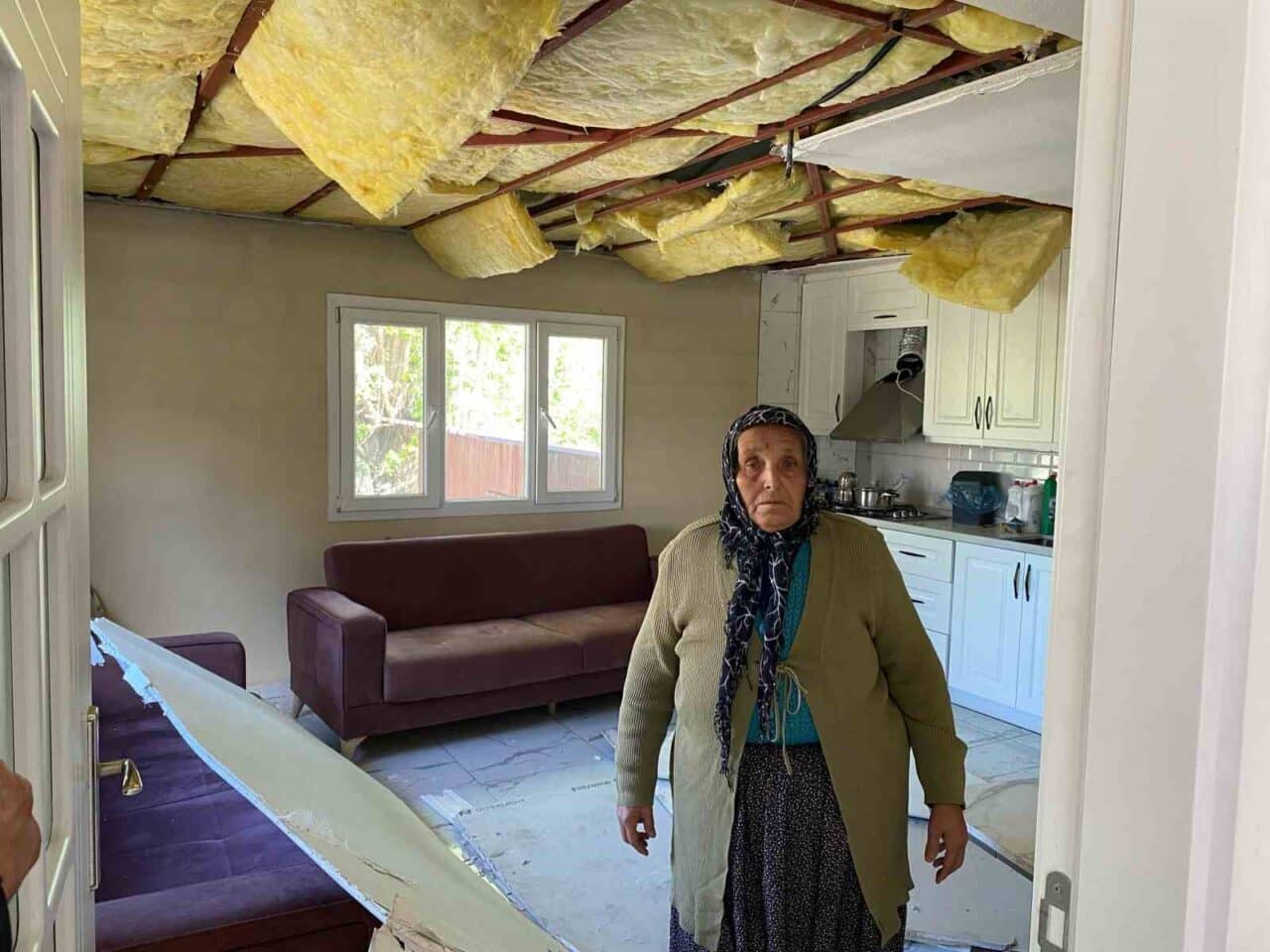 Osmaniye'de deprem nedeniyle yıkılan evinin yerine yapılan yeni evin tavanı