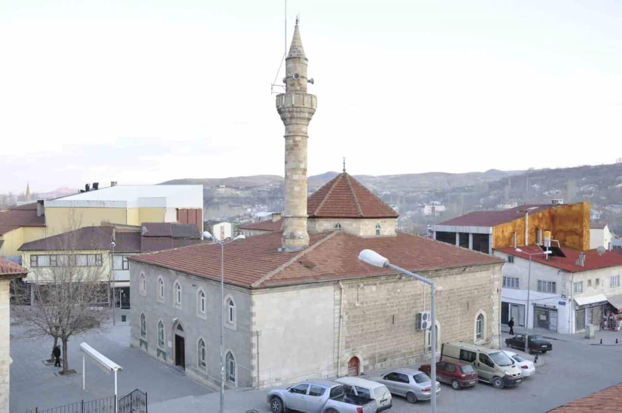 Kahramanmaraş'taki depremlerden etkilenen Gürün Ulu Camii'nin restorasyon projesi onaylandı. Gürün