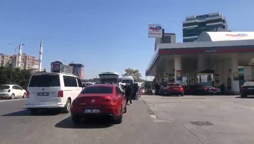İstanbul'da 6,2 büyüklüğündeki depremin ardından, vatandaşlar geceyi dışarıda geçirme endişesiyle