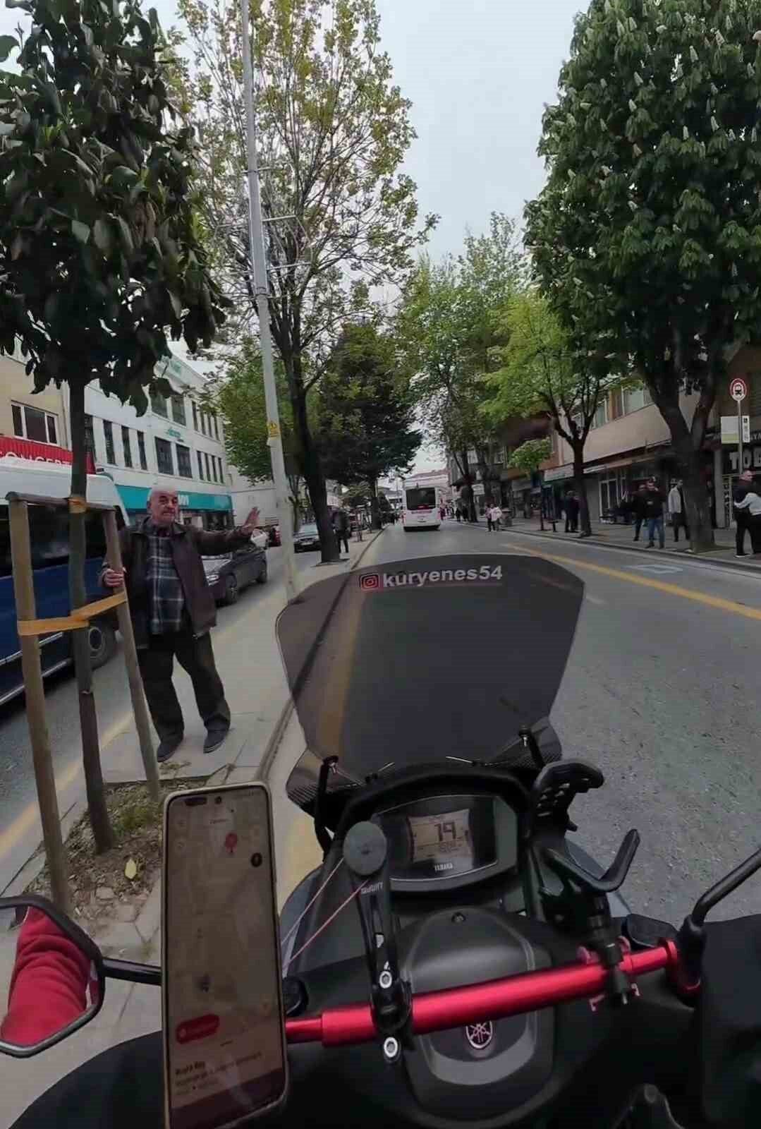 Sakarya'da motosikletle yolda ilerleyen kurye, 6.2 büyüklüğündeki depreme aniden yakalandı.