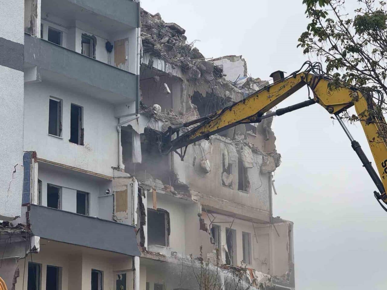 İstanbul'daki 6.2 büyüklüğündeki depremin ardından, Büyükçekmece'de 33 yıllık 8 bloğun