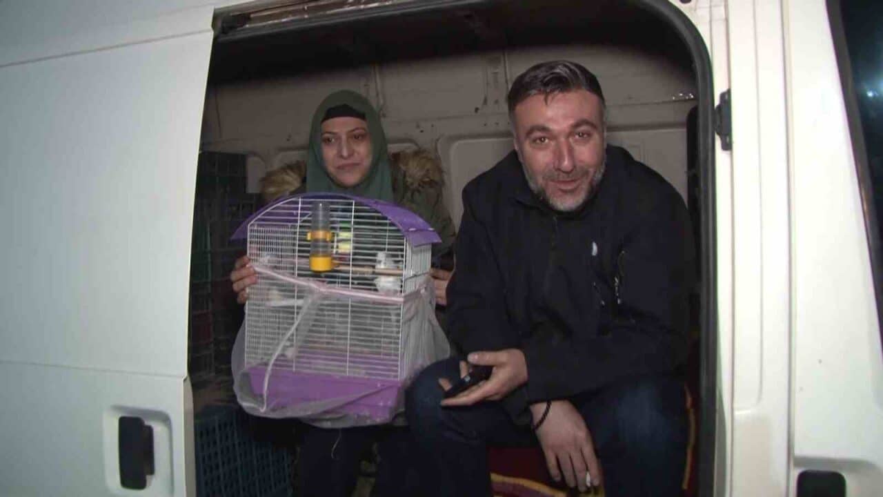İstanbul'da 6.2 büyüklüğündeki depremin ardından Pendik'teki parklar, vatandaşların sığınma alanı