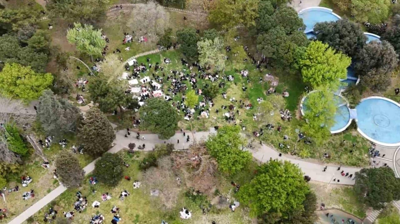 İstanbul'da meydana gelen 6,2 büyüklüğündeki deprem sonrası panikleyen vatandaşlar, Şişli