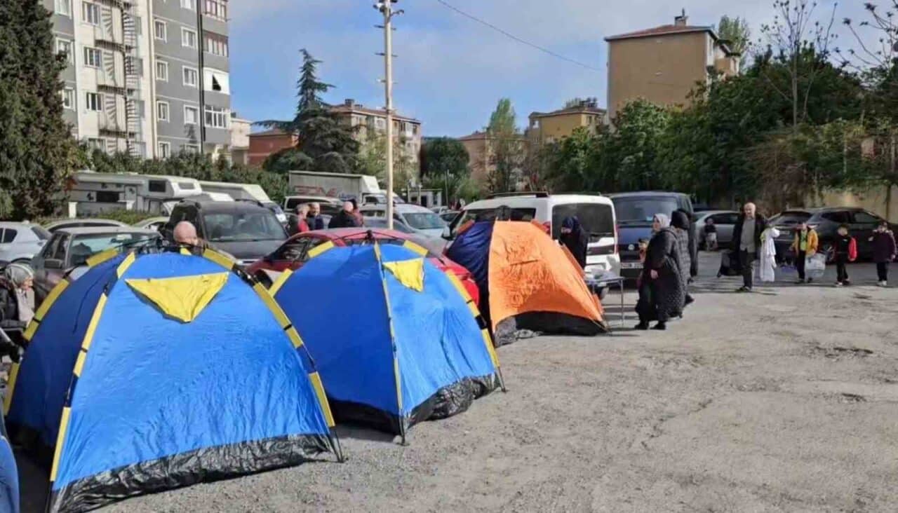 İstanbul'da meydana gelen 6,2 büyüklüğündeki deprem sonrasında Güngören'de vatandaşlar paniğe