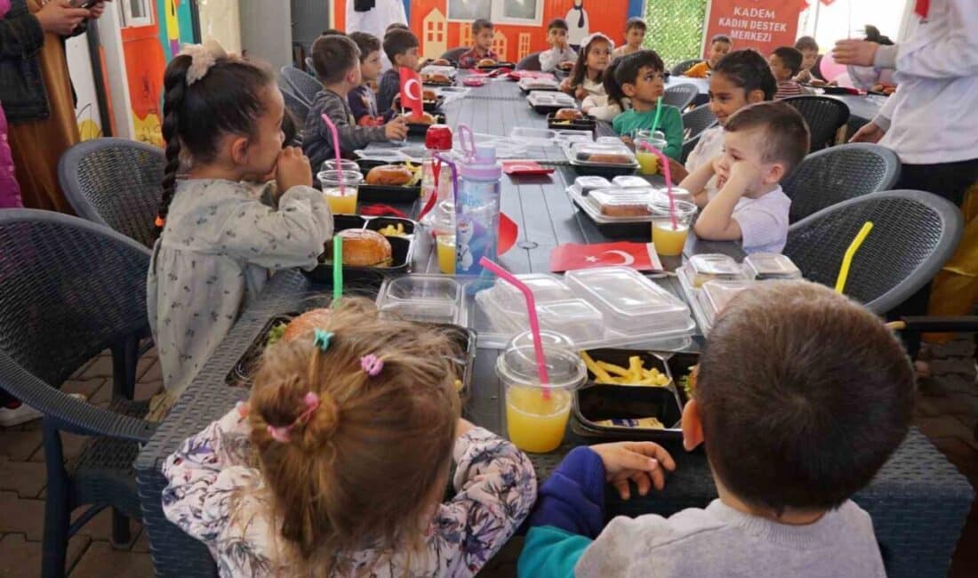 Kahramanmaraş’taki konteyner kentte çocuklar, ‘Anne Çocuk’ etkinliğinde buluşarak keyifli anlar yaşadı. Kahramanmaraş'taki konteyner kentte düzenlenen 'Anne Çocuk' etkinliği, depremzede çocuklar için