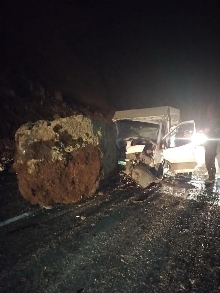 Erzurum'un Hınıs ilçesinde, sağanak yağış sonrası dağdan kopan dev kaya