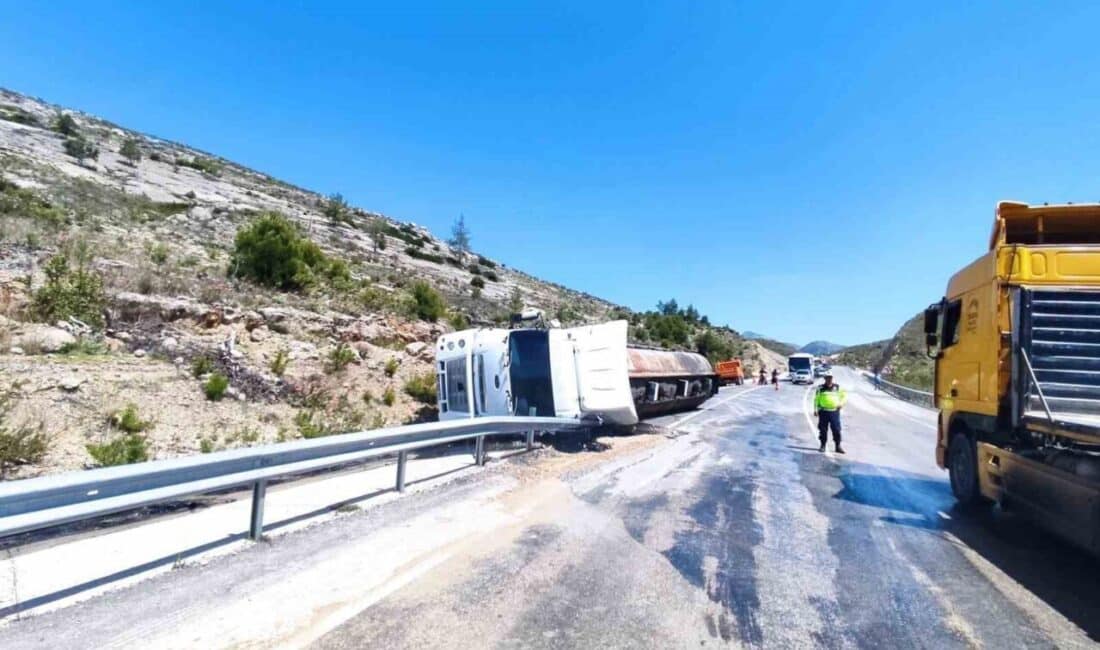 Konya-Antalya Karayolu’nda Tırın Devrilmesi Sonucu Zift Yola Saçıldı Konya-Antalya D-687 Karayolu'nda Beydiğin Mahallesi'nde, İbradı yönünden Taşağıl'a giden bir