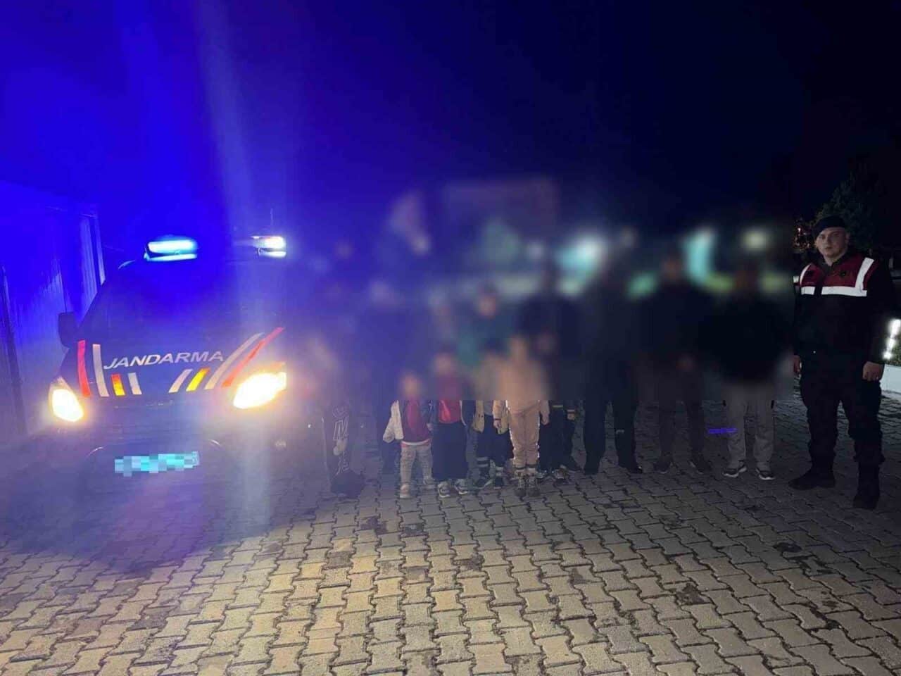 Didim'de jandarma, düzenlediği operasyonla 13 düzensiz göçmen ve 1 organizatörü