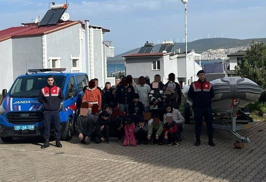 Didim’de jandarma, düzenlediği operasyonda 4 insan kaçakçısı ile 36 düzensiz göçmeni ele geçirdi. Didim'de Aydın İl Jandarma Komutanlığı tarafından düzenlenen operasyonda, 4 organizatör
