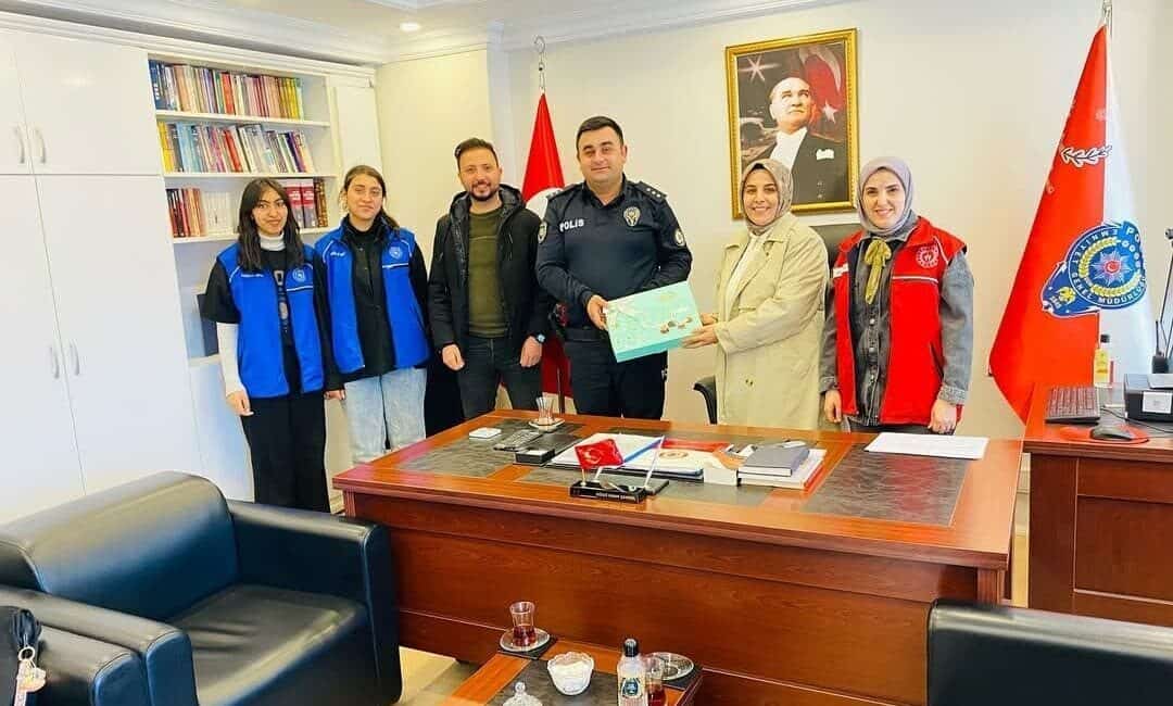 Diyadin Gençlik Merkezi, Türk Polis Teşkilatı’nın 180. yılını kutlamak için Emniyet Amirliğine anlamlı bir ziyaret gerçekleştirdi Ağrı Diyadin Gençlik Merkezi, Türk Polis Teşkilatı’nın 180. kuruluş yıl