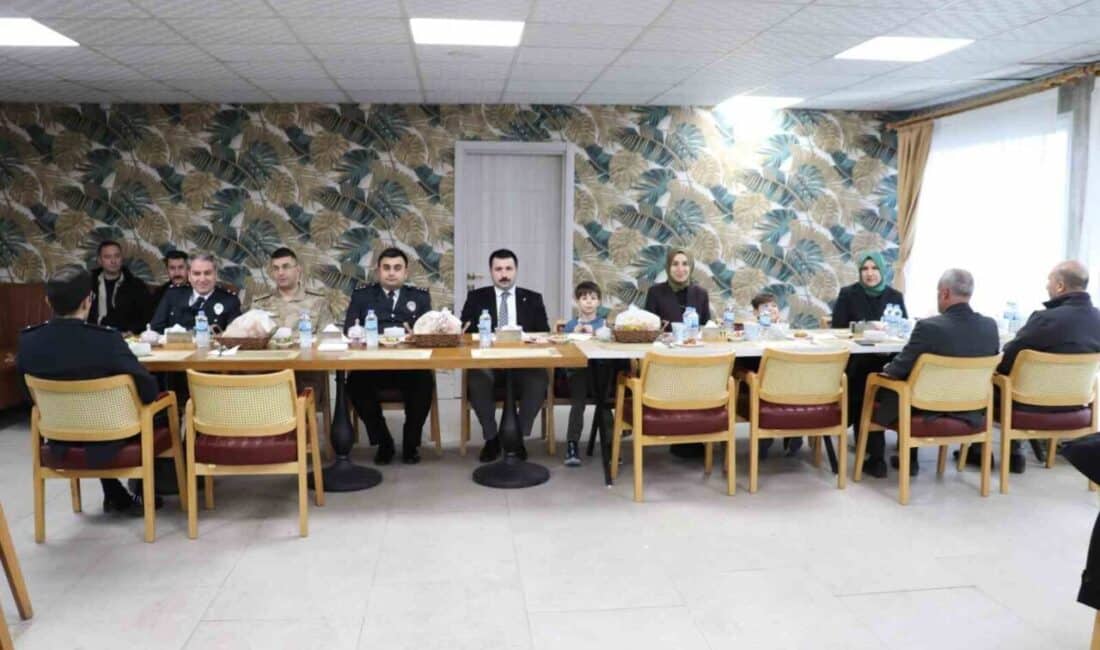 Ağrı’nın Diyadin İlçesinde Türk Polis Teşkilatı’nın 180. Yıldönümüne Özel Yemek Programı Düzenlendi Diyadin'de, Türk Polis Teşkilatı'nın 180. yılı dolayısıyla organizasyona Diyadin Kaymakamı