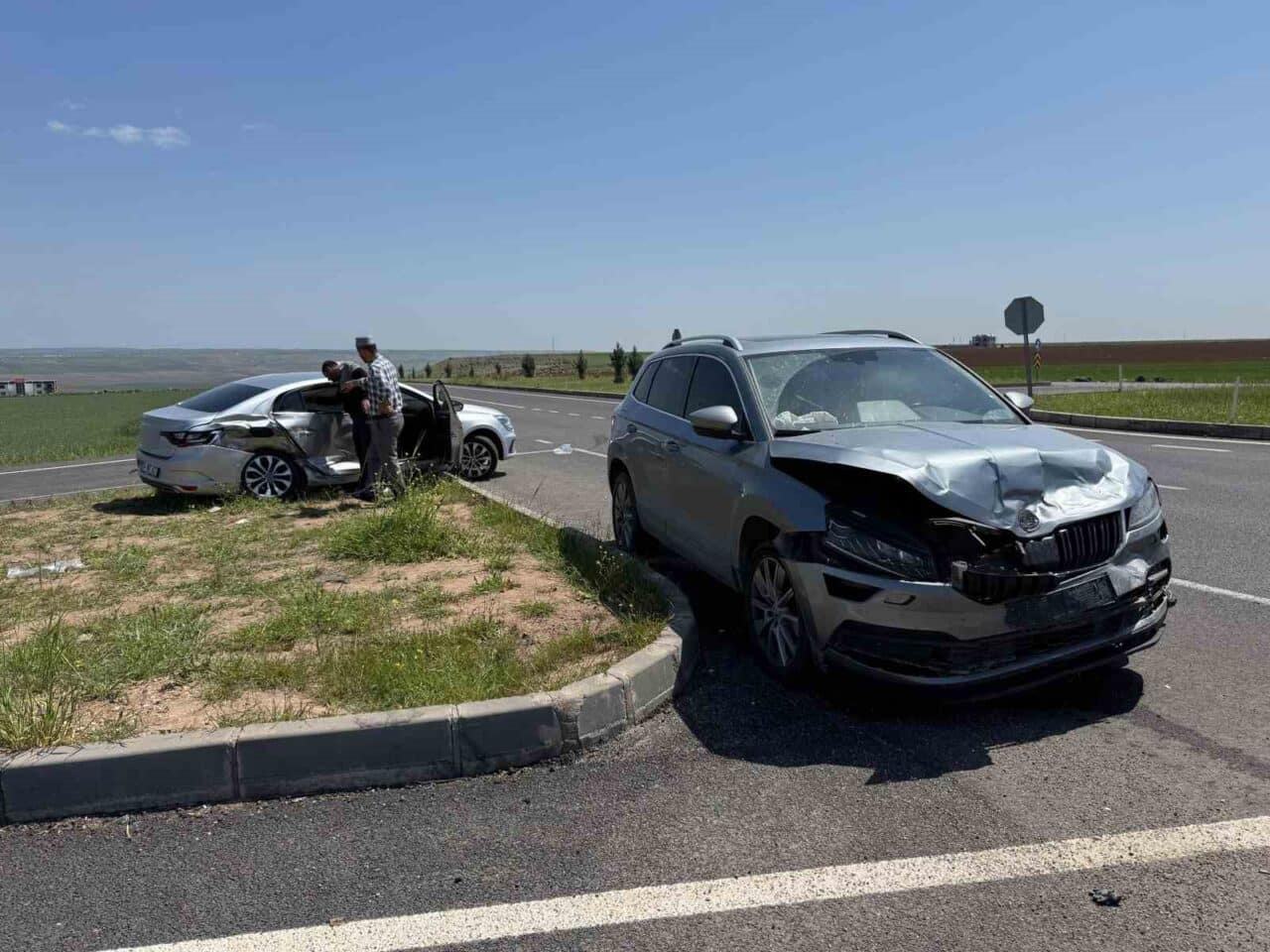 Diyarbakır-Mardin yolu üzerindeki Kırmasırt Mahallesi'nde gerçekleşen kazada, 34 MNT 827