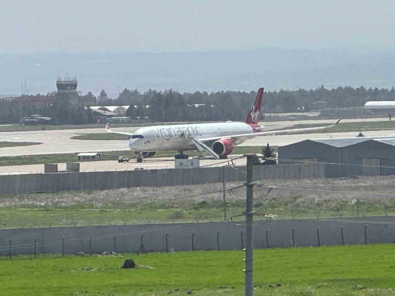 Virgin Atlantik Havayolları'nın Londra-Mumbai seferindeki A350-1000 tipi uçak, bir yolcunun