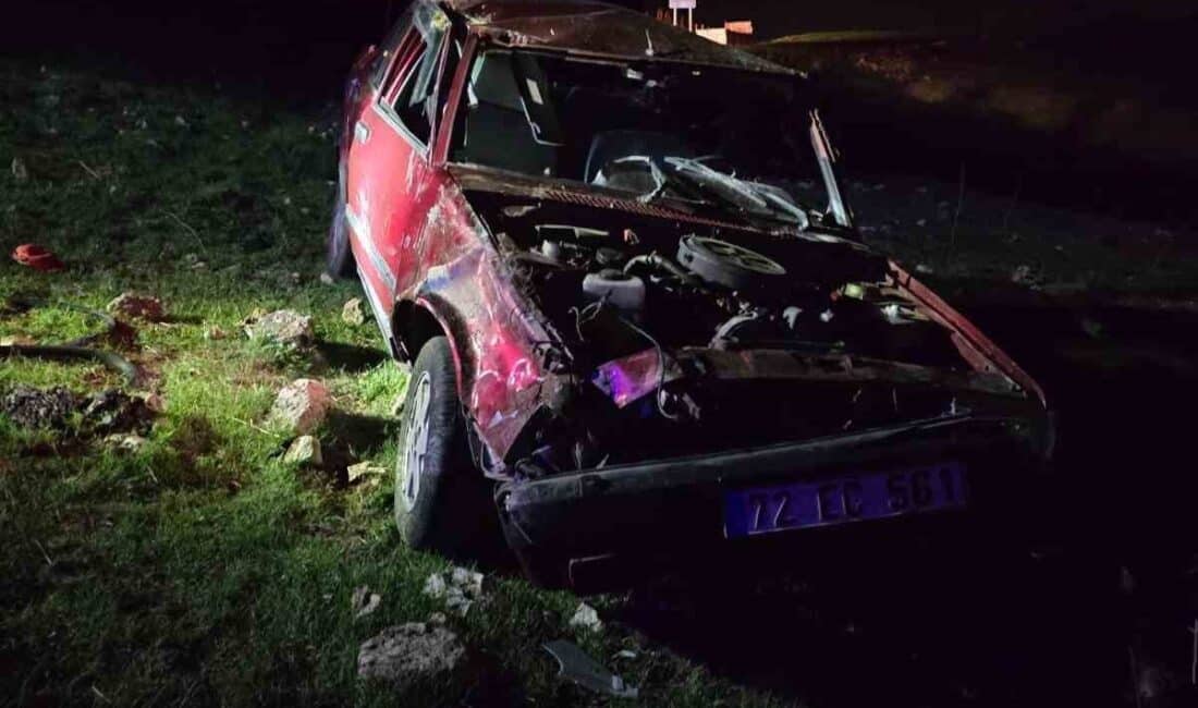 Diyarbakır Silvan’da direksiyon hakimiyetini kaybeden sürücü takla atan otomobilde ağır yaralandı. Diyarbakır'ın Silvan ilçesinde, Çavuş Damı Mahallesi'nde bir otomobil takla attı.