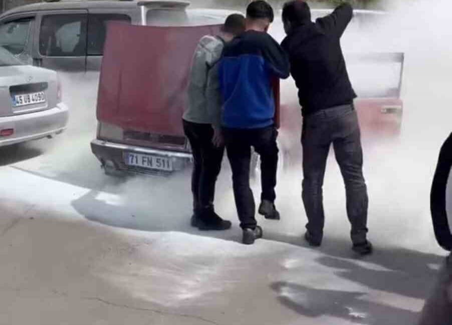 Diyarbakır’da Araç Muayene İstasyonunda Fiat Tofaş Yangın Çıkardı, Vatandaşlar Söndürmeye Yardımcı Oldu Diyarbakır'ın Bağlar ilçesindeki araç muayene istasyonunda, 71 FN 511 plakalı