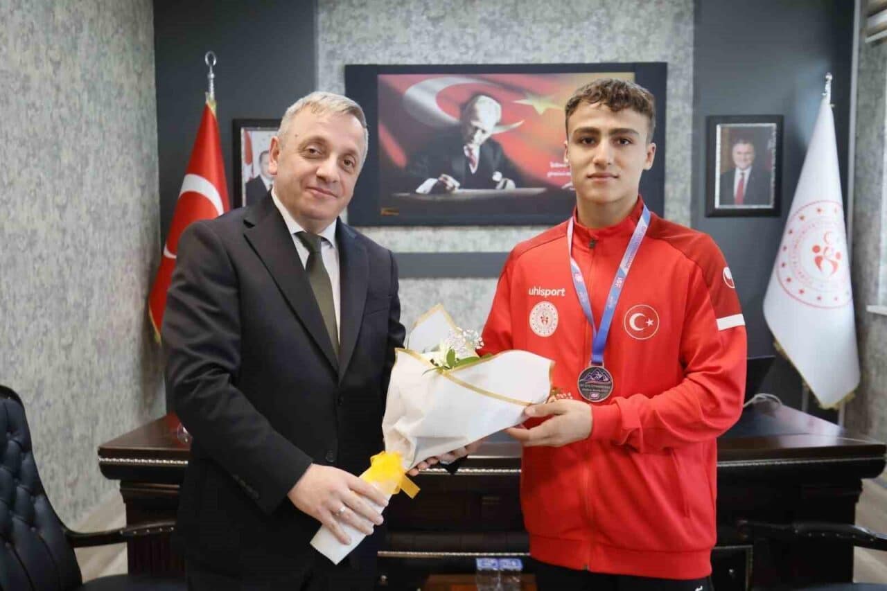 Sırbistan'daki Güreş Okul Sporları Dünya Şampiyonası'nda gümüş madalya kazanan Kaan