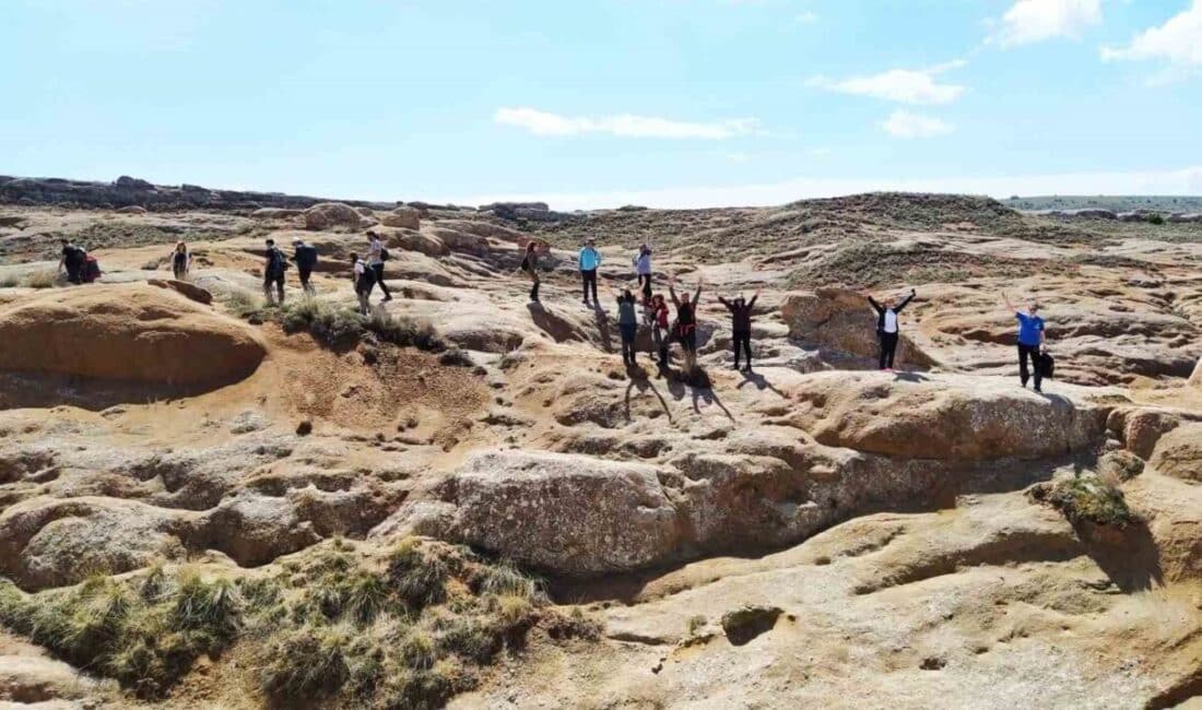 Sivas’ta Turizm Haftası Kapsamında Eğribucak Kayalıkları’nda Doğa Yürüyüşü Düzenlendi Sivas'ta 15-22 Nisan 2025 Turizm Haftası etkinlikleri kapsamında, Sivas Gençlik