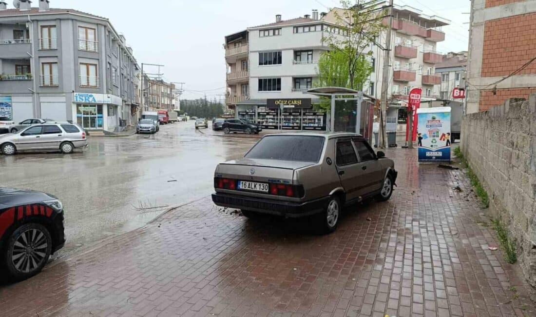 İnegöl’de ehliyetsiz sürücü polisten kaçarken durağa çarptı, faciadan dönüldü Bursa'nın İnegöl ilçesinde polisin dur ihtarına uymayan 20 yaşındaki ehliyetsiz