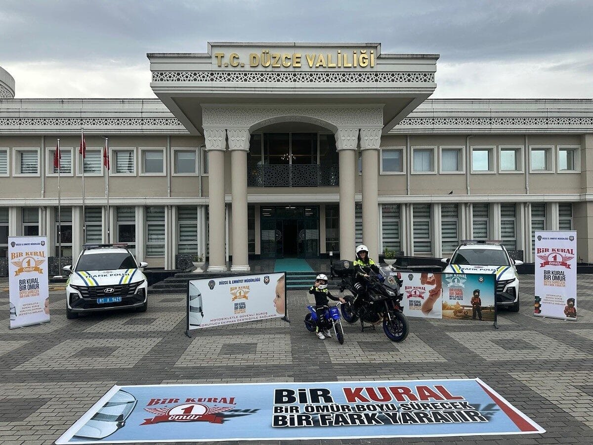 Düzce İl Emniyet Müdürlüğü, motosiklet kazalarını azaltmayı hedefleyen "Bir Kural