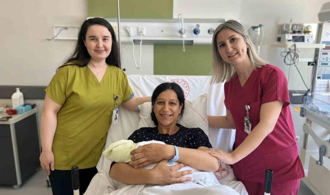 Yasemin Şimşek, Ebeler Haftası’nda 4 Kiloluk Bebeğini Dünyaya Getirdi Manisa Şehir Hastanesi'nde Ebeler Haftası'na özel bir doğum gerçekleştirildi. Aile