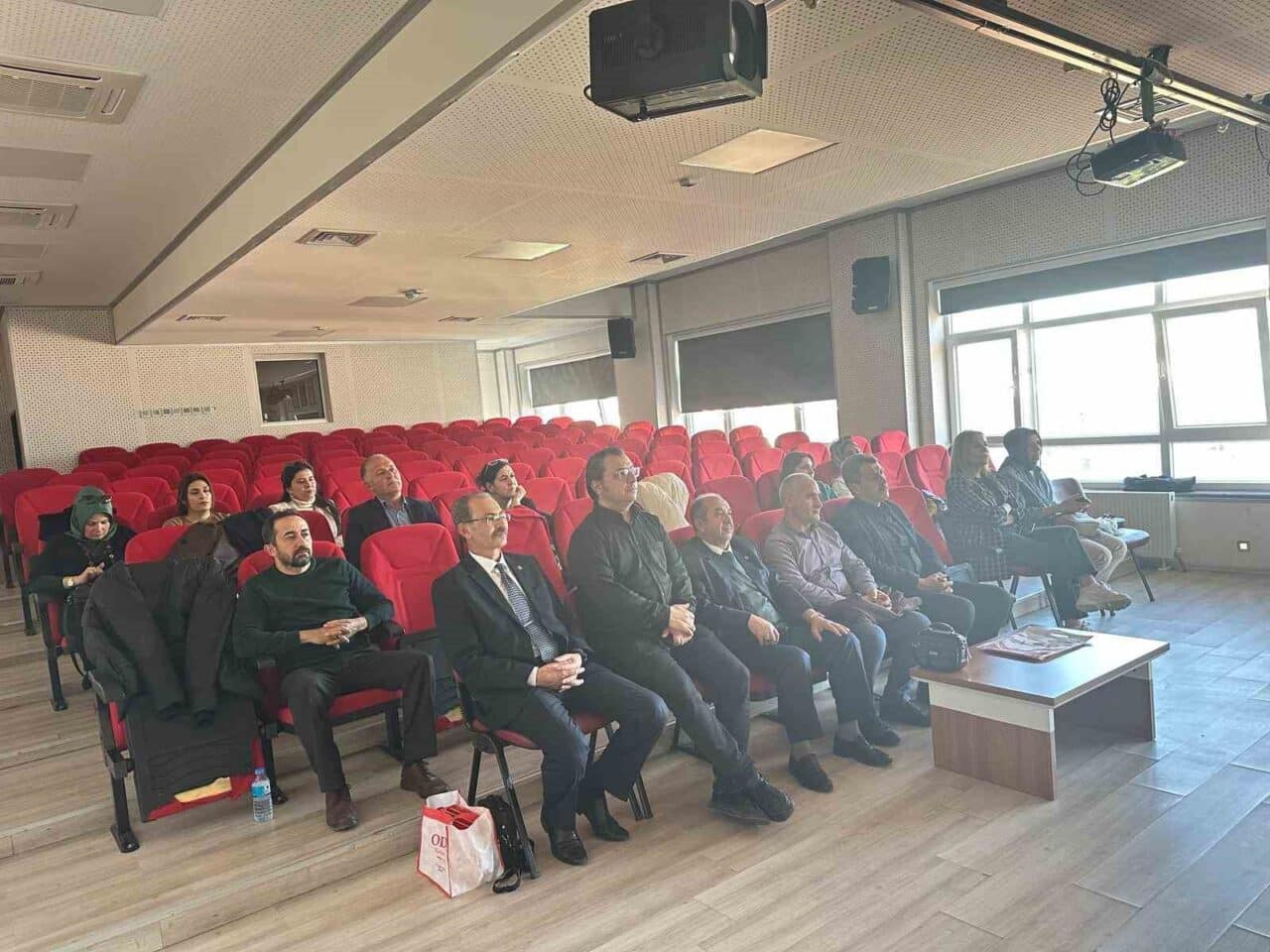 Afyonkarahisar'da düzenlenen Öğretmen Akademileri-Edebiyat Akademisi etkinlikleri, Atatürk İlkokulu'nda yapıldı. Prof.