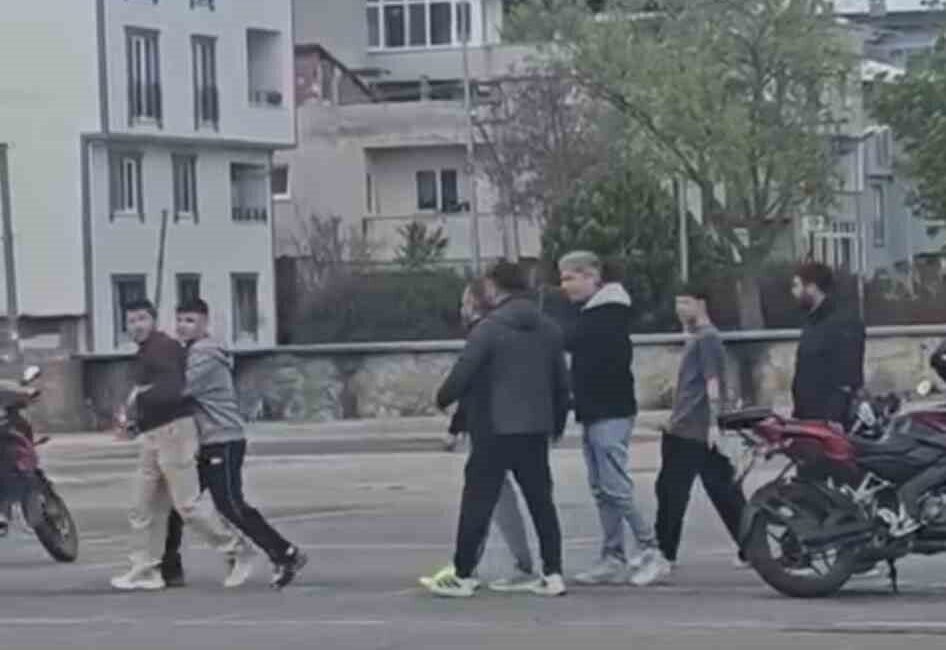 Bursa’da ehliyet kursunda öğrenci ve öğretmen arasında gergin anlar yaşandı Bursa’nın Osmangazi ilçesindeki bir ehliyet kursunda, öğrenci ile öğretmen arasında