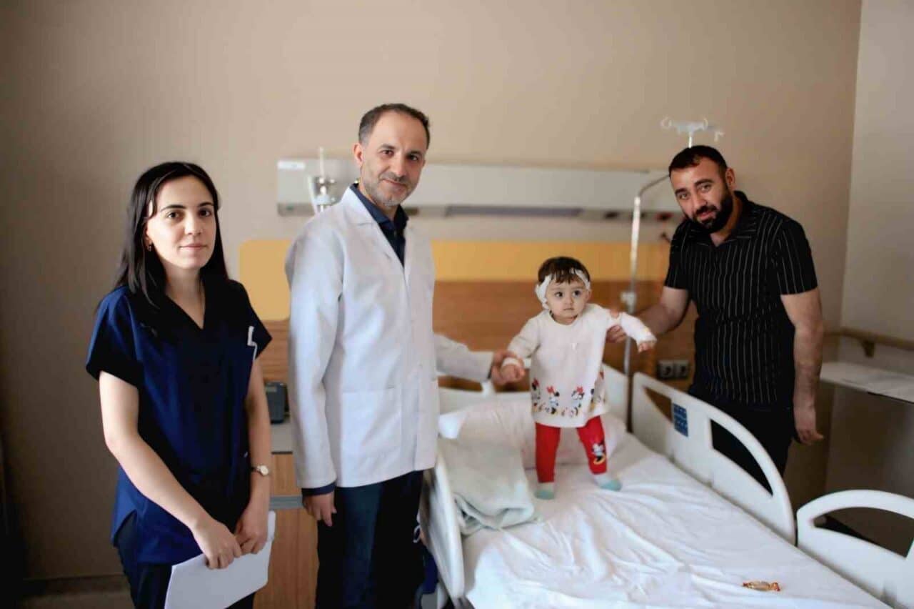 Elazığ Fethi Sekin Şehir Hastanesi'nde, doğuştan işitme kaybı yaşayan 15