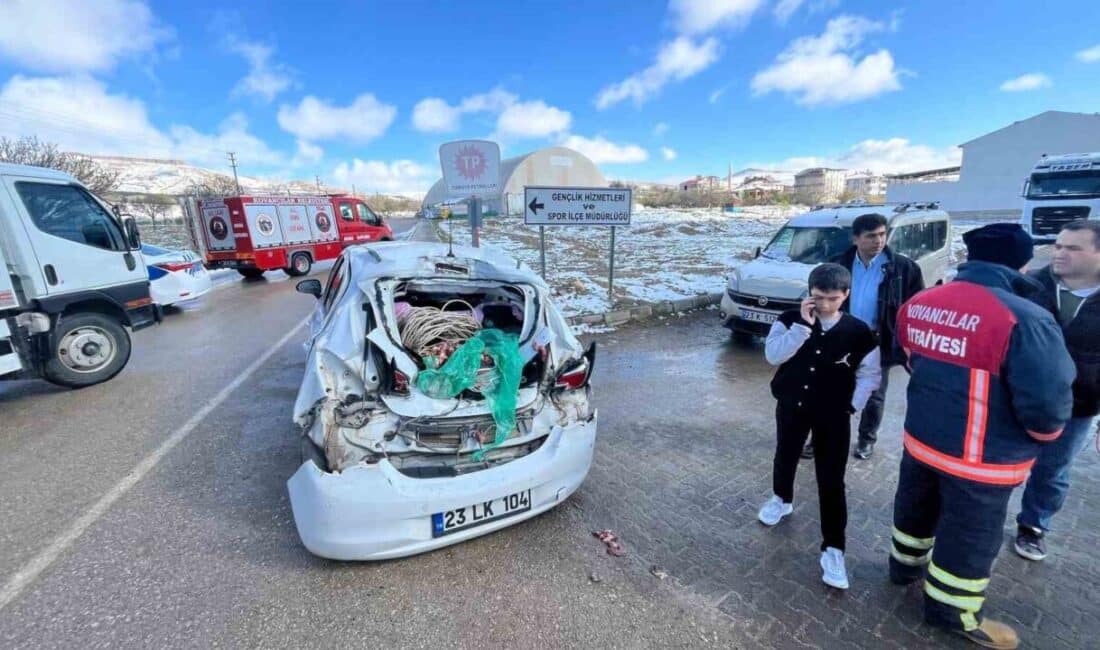 Elazığ’da Greyder ile Otomobil Çarpıştı: 1 Yaralı Hastaneye Kaldırıldı Elazığ'ın Kovancılar ilçesinde greyderle otomobilin çarpışması sonucunda bir kişi yaralandı.
