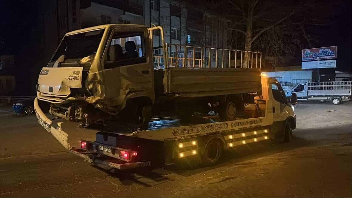Elazığ'da Cahit Dalokay Caddesi'nde otomobil ve kamyonetin çarpışması sonucu 1