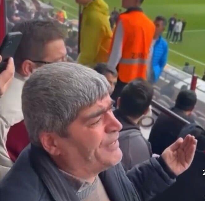Elazığspor Taraftarının Duaları Maçta Dikkat Çekti Elazığspor'un Serik Belediyespor'u 3-1 yenerek zirve takibini sürdürdüğü maçta, bir