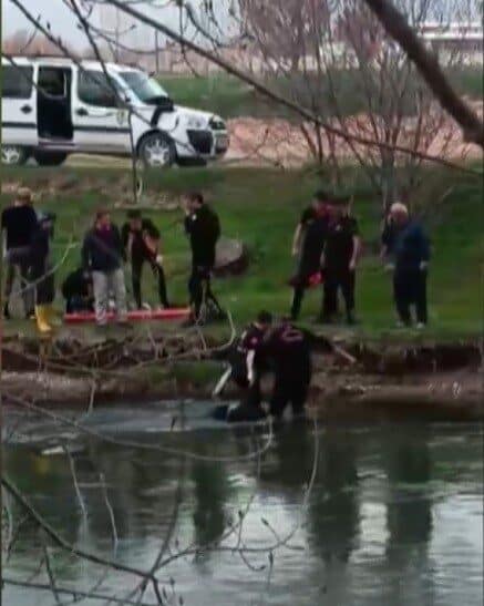 Ceyhan Nehri’nde Erkek Cesedi Bulundu, Olayla İlgili Soruşturma Başlatıldı Kahramanmaraş'ın Elbistan ilçesinde, Ceyhan Nehri'nde bir erkek cesedi bulundu. Olay