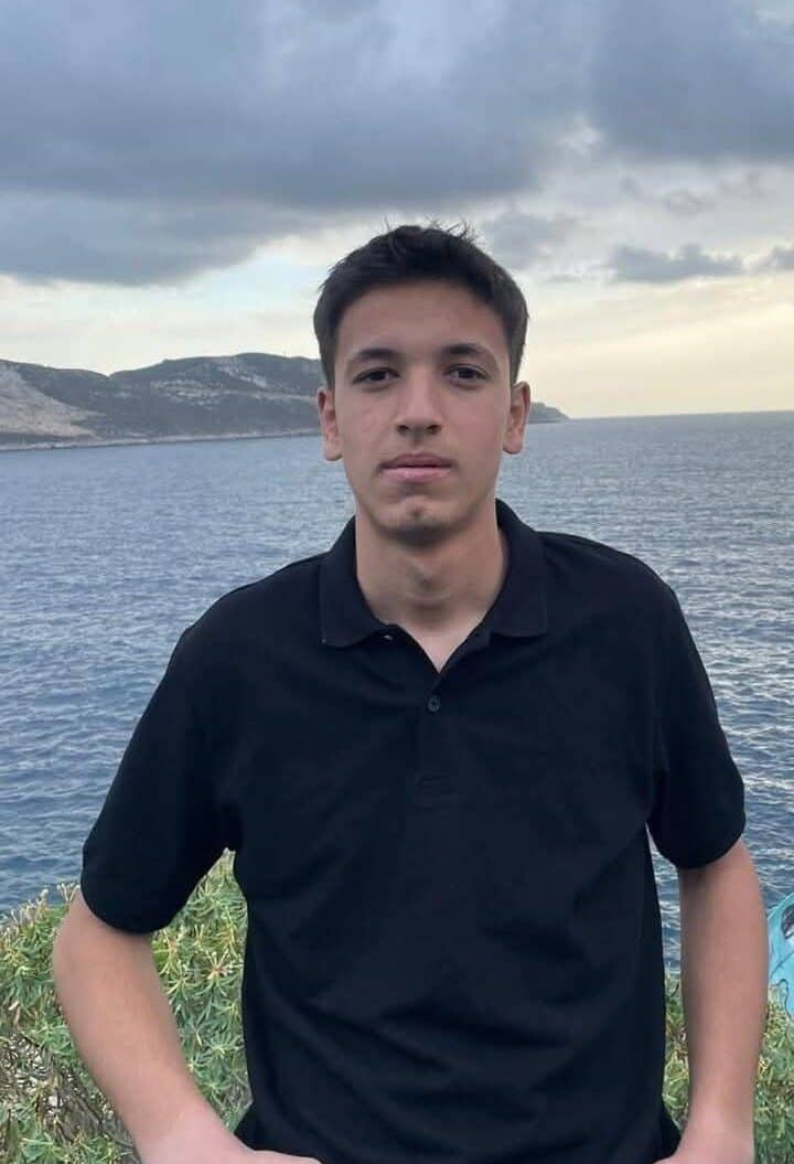 Antalya'nın Demre ilçesinde, 17 yaşındaki Emirhan Önen'in kullandığı motosiklet, elektrik