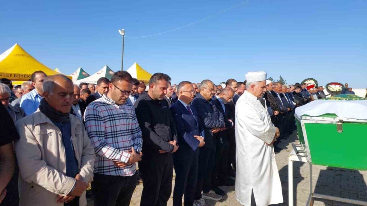 EPDK Başkanı Mustafa Yılmaz'ın annesi Ümmühan Yılmaz, Gaziantep'in Nizip ilçesinde