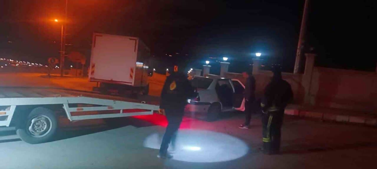 Van’ın Erciş ilçesinde sürücü E.T.'nin kontrolündeki otomobil, önce kaldırıma ardından