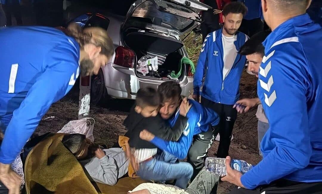 Erciyes 38 FK, Deplasman Dönüşü Kaza Geçiren Yaralılara Yardım Eli Uzattı Erciyes 38 FK'nın deplasman dönüşü yaşadığı kazada, mavi-siyahlı kafiledeki oyuncular