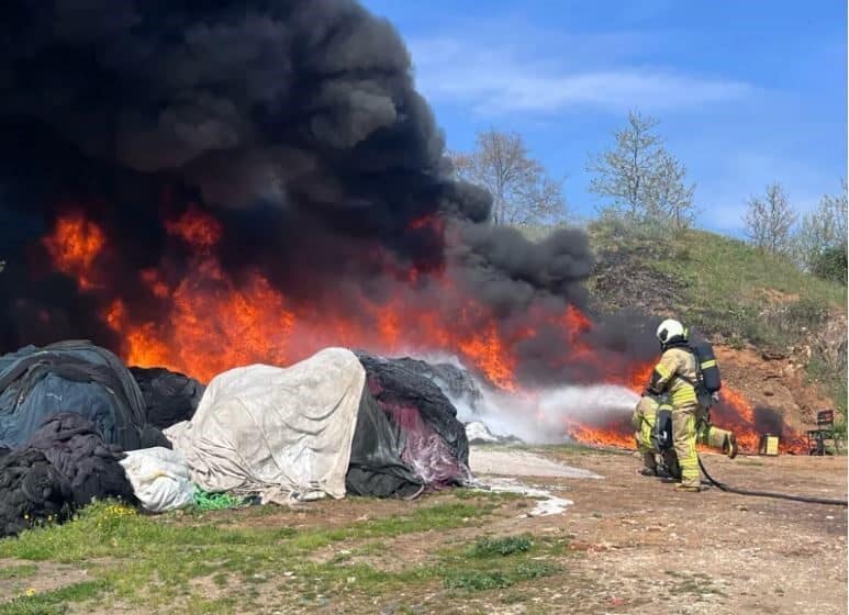 Erdek’te Balıkçı Ekipmanlarının Yandı, Maddi Hasar Büyüdü Balıkesir’in Erdek ilçesinde, Karşıyaka Mahallesi'nde balıkçı ağları ve ekipmanlarının bulunduğu
