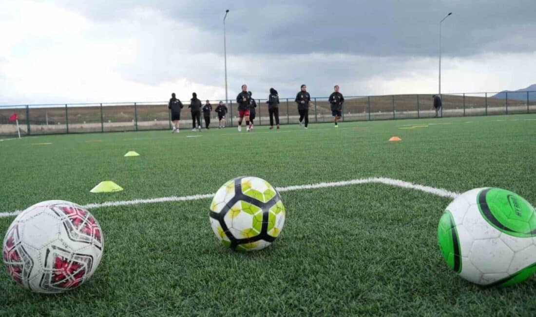 Muş'ta 2013'te kurulan Yağmur Spor Kadın Futbol Takımı, erken yaşta