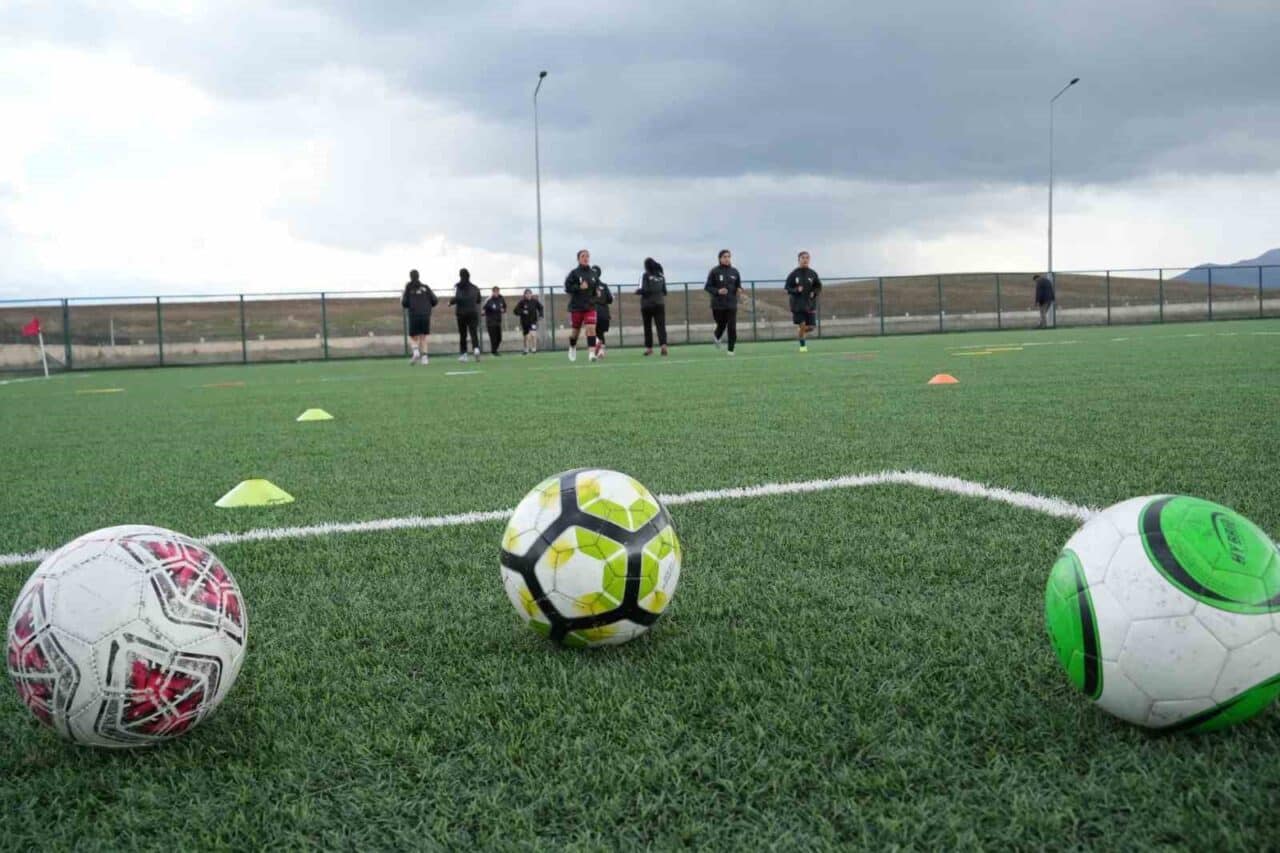 Muş'ta 2013'te kurulan Yağmur Spor Kadın Futbol Takımı, erken yaşta