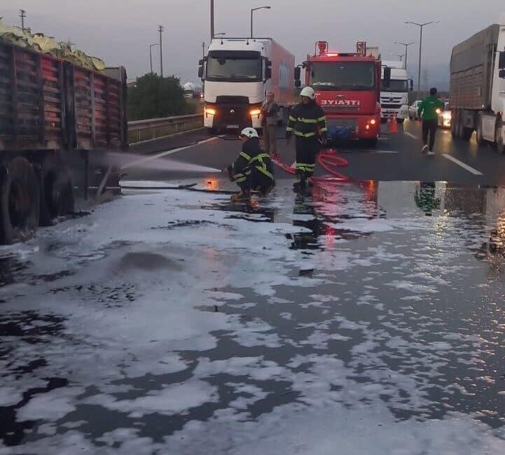 Hatay’da gübre yüklü tırda çıkan yangın itfaiye tarafından söndürüldü. Hatay'ın Erzin ilçesinde gübre yüklü bir tırda çıkan yangın, itfaiye