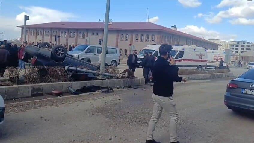 Erzurum’da Kırmızı Işık İhlali Sonucu Araç Takla Attı, Yaralılar Var Erzurum'un Yakutiye ilçesinde bir trafik kazası sonucu takla atan araçta
