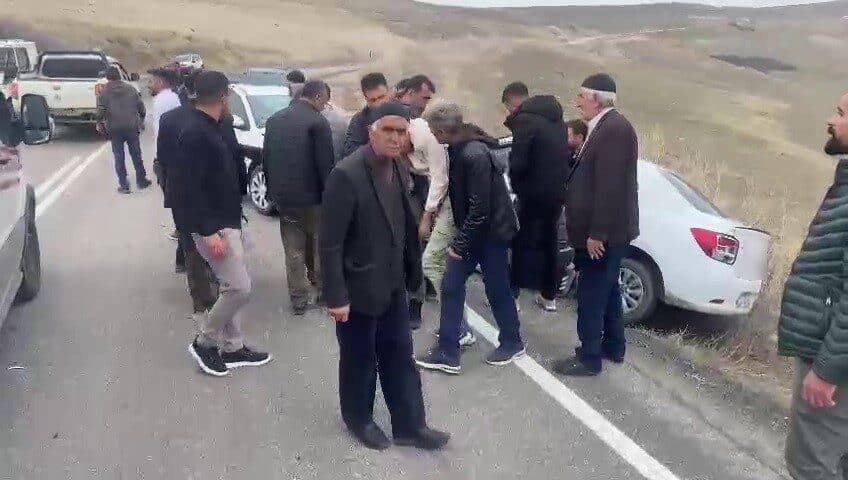 Tekman’da Trafik Kazasında 9 Kişi Yaralandı, İnceleme Başlatıldı Erzurum'un Tekman ilçesinde meydana gelen trafik kazasında iki otomobil kafa