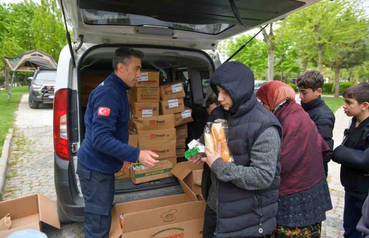 Esenyurt Belediyesi, Silivri’deki 6.2 büyüklüğündeki depremin ardından geceyi toplanma alanlarında