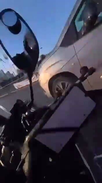 Esenyurt E-5 Karayolu’nda Motosiklet Kazasında Sürücü Son Anda Kurtuldu Esenyurt E-5'te bir motosiklet sürücüsü, kaygan yolda gidon hakimiyetini kaybederek